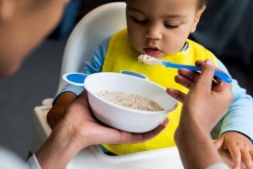 Pahami dulu empat hal sebelum membeli makanan kemasan bayi.