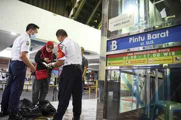 Pemeriksaan sertifikat vaksin Covid-19 di pintu mal, menjadi syarat untuk bisa masuk.