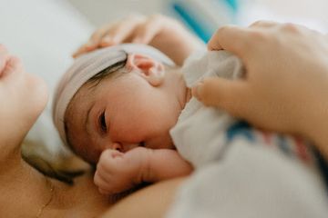 Jangan Stres Dulu, Tidak Semua Bayi Perlu Inisiasi Menyusui Dini, Terlebih bagi Ibu dan Bayi dengan Kondisi Ini