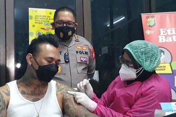 Jerinx SID jalani vaksinasi covid-19 di Dokkes Polda Metro Jaya, Minggu (16/8/2021).