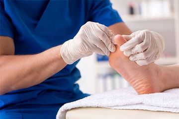 Semakin tua semakin berisiko komplikasi diabetes, di antaranya kerusakan saraf pada kaki.