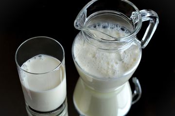 Menyimpan susu cair jangan pindahkan dari wadah aslinya. Susu bisa cepat rusak tak layak konsumsi.