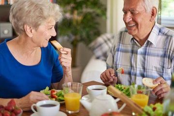 Lansia dengan diabetes tetap bisa makan enak asalkan memerhatikan takaran dan jenis makanan.