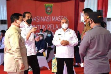 Jokowi memperbincangkan vaksin yang digunakan para pejabat.