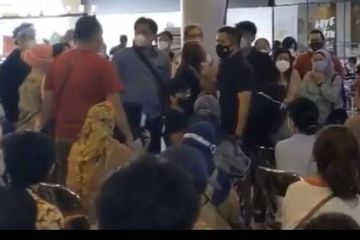 Warga Cek Cok Adu Mulut Antri Vaksin Pfizer, Menko Polhukam Mahfud Md; Distribusian Vaksin Covid-19 Belum Merata
