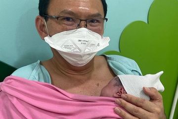 Ahok memamerkan foto bahagia usai anak keduanya, seorang bayi perempuan lahir. 