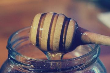 Madu, salah satu bahan natural dikenal sebagai antibiotik alami.