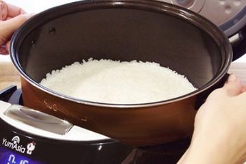 Tambahkan minyak kelapa saat memasak nasi membuat nasi tidak bikin gemuk.