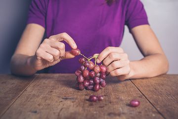 Makan buah anggur untuk menurunkan kolesterol tinggi.
