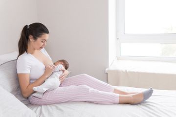 Dengan menyusui bayi, ibu akan kembali langsing dengan cepat.