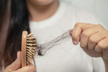 Perawatan Ala Rumahan untuk Rambut Rontok Tanpa Bahan Kimia