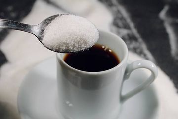 Salah satu yang mengurangi manfaat kopi adalah menambahkan terlalu banyak gula.
