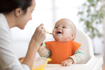 Menyeimbangkan ASI dan MPASI pada bayi 6 bulan ke atas bisa dilakukan agar bayi tak kekurangan nutrisi.