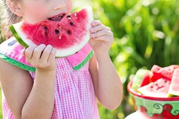 Makan makanan yang tepat penting untuk pertumbuhan dan perkembangan fisik dan mental anak.