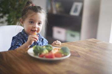 Untuk memperkuat daya tahan tubuhnya melawan virus anak perlu diberi makanan bergizi.
