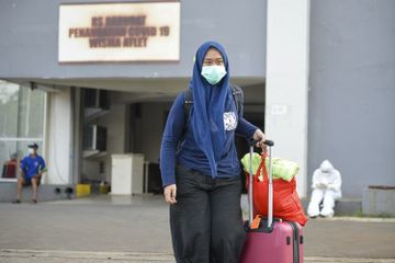 Pasien COVID-19 sembuh berjalan keluar Rumah Sakit Darurat COVID-19 (RSDC) Wisma Atlet, Kemayoran, Jakarta, Rabu (11/8/2021). Mneolak vaksin ada sangsi tegas dari DKI Jakarta untuk warganya.