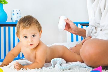 Tidak boleh menggunakan bedak di area kelamin bayi