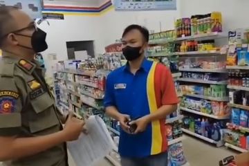 Imbauan konsumen untuk melakukan scan barcode di aplikasi PeduliLindungi sebelum masuk minimarket