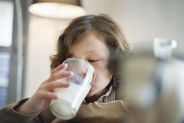 Makanan untuk membantu kemampuan kognitif anak diabetes di antaranya minum susu.
