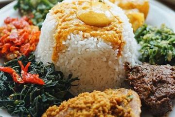 nasi padang yang lezat, selalu ada satu menu wajib yang berwarna hijau tua. Ya, daun singkong rebus, yang air rebusannya mempunyai manfaat yang tak terbantahkan.