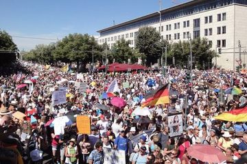 Demonstrasi anti-vaksin Covid-19 di Jerman. YouTube menutup semua video konten berisi anti vaksin.