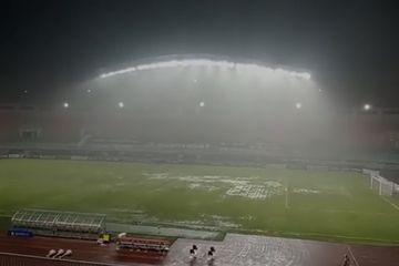 Hujan deras membuat pertandingan Persiraja vs Persija tertunda.