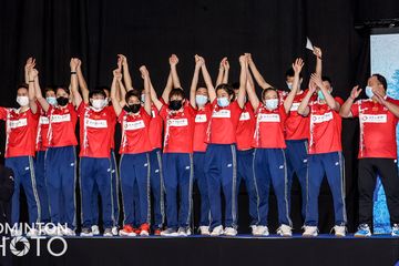 Tim bulu tangkis China saat naik podium juara di Sudirman Cup 2021, di Energia Areena, Vantaa, Finlandia, Minggu (3/10/2021).