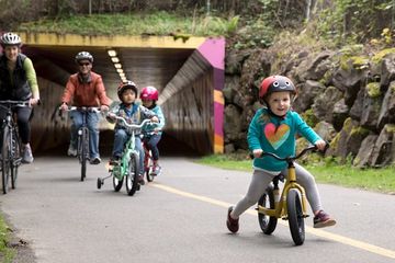 Menjalankan aktivitas fisik bersama anak seperti naik sepeda bisa memotivasi anak untuk selalu bergerak.