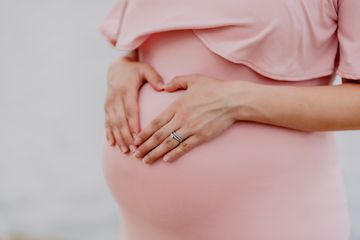 Pembengkakan kelenjar getah bening di belakang telinga dan di leher adalah gambaran klinis rubella