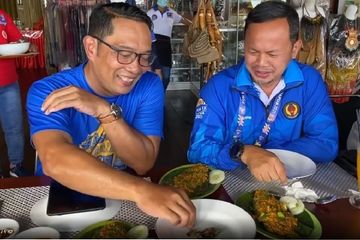 Ridwan Kamil dan Bima Arya Cicipi Ulat Sagu, Ternyata Ini Khasiatnya