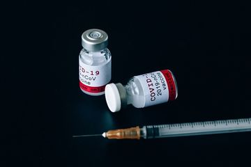 Mendapat vaksin berbeda, pria ini meninggal dunia, setelah merasakan KIPI vaksin.