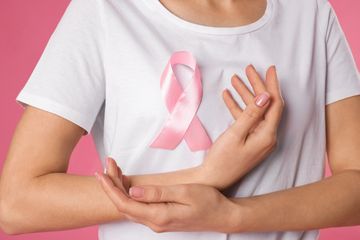 Kanker payudara triple negatif menjadi penyebab sekitar 10-20% kasus kanker payudara secara total dan menyerang wanita di bawah usia 40 tahun. 