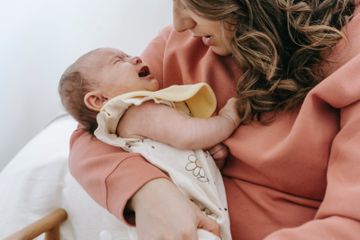 Saat Bayi Mengalami Infeksi Tenggorokan, Lakukan 3 Hal Ini di Rumah 