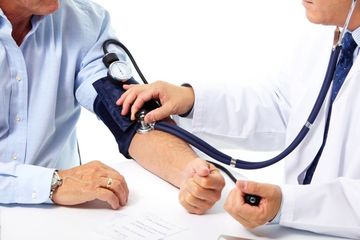 Penyandang diabetes berisiko tinggi terkena komplikasi high blood pressure alias darah tinggi.