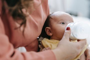 Alergi susu sapi pada bayi patut diwaspadai agar tak mengganggu tumbuh-kembangnya.