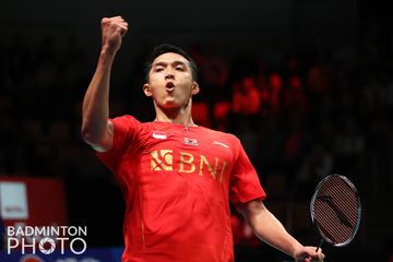 Pebulu tangkis tunggal putra Indonesia, Jonatan Christie, melakukan selebrasi usai memenangi pertandingan melawan wakil Malaysia, Ng Tze Yong, pada babak perempat final Thomas Cup 2020 di Ceres Arena, Aarhus, Denmark, Jumat (15/10/2021).