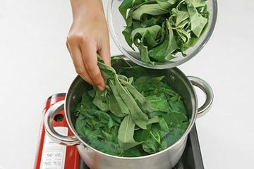 Manfaat obat alami daun singkong untuk kesehatan.