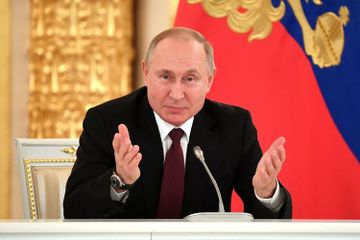Presiden Rusia Vladimir Putin, mendapat suntikan vaksin Covid-19 lewat hidung.