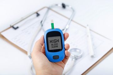 Penyandang diabetes bisa mencegah terjadinya infeksi dengan  cara mengontrol gula darah.