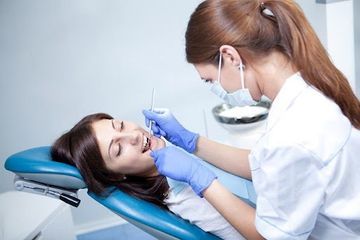 Hilangkan Bau Mulut Selamanya, Rutin Scaling Gigi di Dokter Gigi