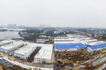 Pemandangan udara pembangunan rumah sakit Huoshenshan (Gunung Dewa Api) di Wuhan, Hubei, China, Minggu (2/2/2020). Huoshenshan, rumah sakit darurat khusus pasien corona dengan kapasitas 1.000 tempat tidur tersebut dibangun hanya dalam waktu 8 hari, dimulai pada 25 Januari lalu.(AFP/STR)