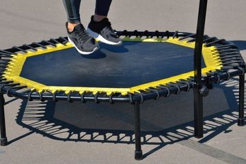 Latihan meloncat dengan trampolin dapat meningkatkan kesehatan  tubuh.