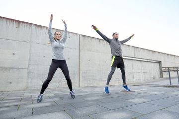 Jumping jack, salah satu latihan kardio untuk melatih otot jantung yang dapat dilakukan di rumah. 