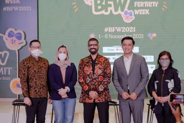 dr Maitra Djiang Wen, Sp.And - KFER, MClinEmbryol (Australia), dr Tiara Kirana, Sp.And, dr Pandji Sadar (CEO PFBI), Temmy Rahadi (Aktor_MC), Veronika Susanti (Digital Lending Division Head Bank OCBC NISP) dalam event Bocah Fertility Week 2021.