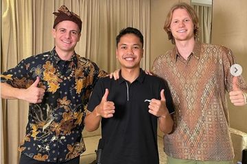 Tunggal putra Indonesia, Anthony Sinisuka Ginting (tengah) saat diundang podcast oleh Anders Antonsen (kanan) dan Hans-Kristian Solberg Vittinghus (kiri).