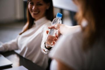Menonukleosis yang bisa terjadi karena berciuman atau berbagi minuman.
