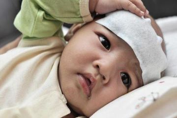 Ketahui cara mengompres demam yang benar pada anak.