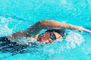 Berenang, salah satu latihan low-impact yang tetap membakar lemak.