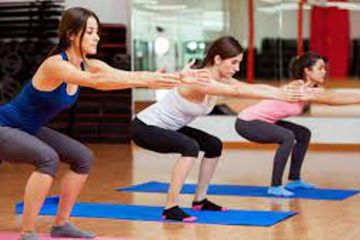 Squat, gerakan sederhana untuk menguatkan otot kaki.