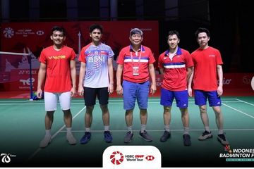 Dua ganda ganda putra Indonesia Pram/Yere (kiri) dan Marcus Fernaldi Gideon/Kevin Sanjaya (kanan) bersama pelatih Herry IP (tengah)